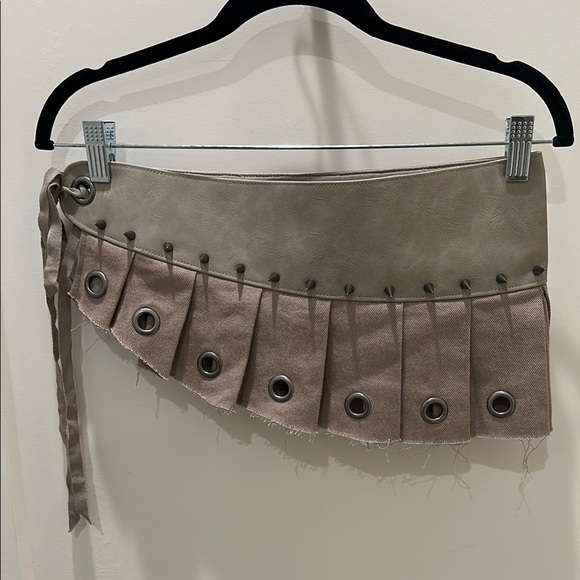 Darker Wavs BELT WITH PLEATED SKIRT PANEL